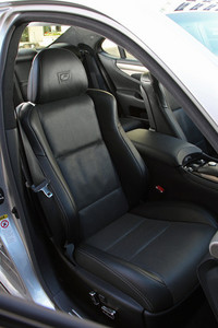 「Fスポーツ」のインテリア。専用のスポーツシートには、エンブレムをかたどったエンボス加工も。