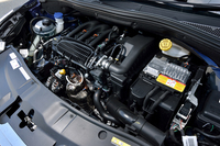 エンジンは「208」と同じく1.2リッターの直列3気筒。最高出力82ps、最大トルク12.0kgmを発生する。
    