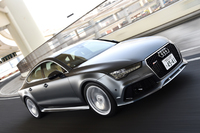 「A7スポーツバック」に続いて「RS ７スポーツバック」に試乗。ボディーカラーはオプションの「マットエフェクト」。
    