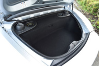 車体後方の荷室は、容量125リッター。キャビンとの間に4気筒ターボエンジンが搭載されるものの、上からのぞき見ることはできない。