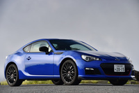 控えめにまとめられた「BRZ tS」のエクステリア。2013年8月に発売された“第1弾”では、レカロシートとのセットでドライカーボン製のリアスポイラーが用意されていたが、今回の“第2弾”では廃止されている。
    