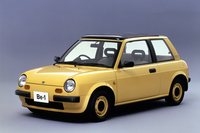 レトロデザインの先駆者といえば日産の「Be-1」。初代「マーチ」をベースに樹脂製の専用ボディーを架装したもので、文具やウエアなどのキャラクターグッズも販売された。
    