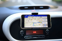 オプションで用意されるスマートフォンクレードルを装着すれば、インストゥルメントパネルの中央にスマートフォンを固定することができる。