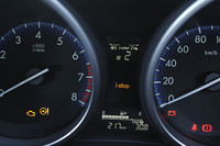 SKYACTIVモデルには、回転計と速度計の間にi-DM（Intelligent Drive Master）という小窓が備わり、高度なエコドライブを習得するためのメッセージが表示される。「しなやかな運転」なら青、「やさしい運転」なら緑、「体が揺れる運転」だと白いゲージとなる。また、運転を終えると、「今回の運転のスコア」が表示される。