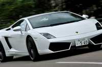 
    ワインディングロードでは後輪駆動ならではの、シャープな足どりを披露。リアデフに備わるLSDのロッキングファクターは加速時25％、減速時45％と、標準車と同じ。
    