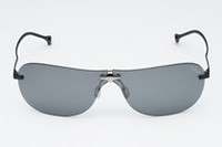 「KOS-101」は、まぶしさをしっかりと抑えるグレー色のレンズ“トゥルービューフォーカス”を装備。ドライ／ウエット／雪／凍結など、日の当たり方によって見え方の異なる路面状態を的確に把握することができます。つけても外しても見え方が大きく変わらないのも美点です。