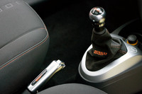 ターボモデルにはルノースポール製のアルミシフトノブも付属する。