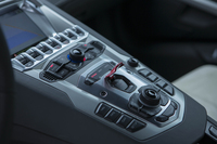 ドライブセレクトモードはセンターコンソールにあるボタンで切り替える。雪や氷の上なら「ストラーダ」がアンダーステア傾向、「スポーツ」がオーバーステア傾向にしつけられているのがよくわかる。