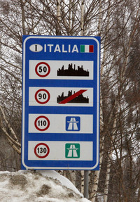 イタリアの道路標識は日本と同じで、一般道が青、有料道は緑だ。