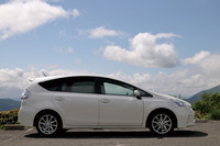 真横から見たところ。「プリウス」に比べると、全長で155mm、ホイールベースは80mm長くなっている。