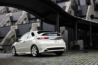 タイプRの特徴である、メッシュグリルやエアロガーニッシュ、カラードテールゲートスポイラーなどの専用エアロパーツは、空力性能とスタイリングのパランスを考えて開発されたという。