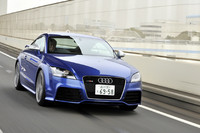 0-100km/h加速に要する時間は、4.6秒。価格の近い「ポルシェ・ケイマンS」（842万円）がもつ5.2秒を凌ぐ。