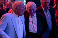 スターリング・モス（一番左）とノーマン・デュイス（中央）。