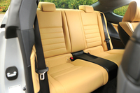 後席の乗車定員は2人となる。