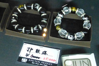 ブースにはいたるところに「和」のテイストを感じさせるアイテムが。こちらはなんと数珠。クルマの内装を飾るドレスアップアイテムを見ても、今回紹介した「ふさ」の他に、提灯（ちょうちん）をモチーフにしたアクセサリーなどが扱われている。