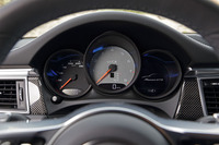 メーターは3眼式。ポルシェの流儀で中央にタコメーターを置き、レッドゾーンは6800rpmから。ダイヤルに「GTS」のロゴが入る。