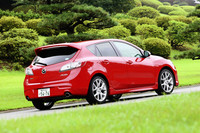 【テスト車のオプション装備】
	BOSEサウンドシステム（サブウーファー付き10スピーカー）＋HDDナビゲーションシステム＋AM/FMラジオ／CDプレーヤー／DVDプレーヤー＋バックガイドモニター（駐車支援システム）＋AUXジャック（外部入力端子）＝32万5500円