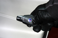 従来と全く異なる形状のエレクトロニックキーを、センターコンソールのシリンダーに挿入する。デジタルコードが一致しないとエンジンは始動しない。