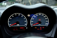 メーターは左が回転計で右が速度計。300km/hまで刻まれている。