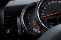 「クーパーSD 3ドア」のエンジン回転計。レッドゾーンは5000rpmを超えたあたりからと、ガソリン車の「クーパーS」より1000rpmほど低く設定されている。