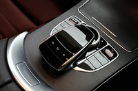 センターコンソールに設けられたCOMANDコントローラーとアジリティセレクトスイッチ。