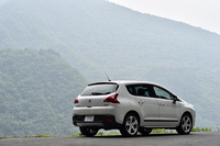 秩父往還道は狭い上にガードレールがない場所も多々ある。その先は急斜面。標高700m前後で空気はおいしい。