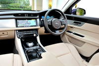 円柱形のシフトセレクターや回転式のエアベントなど、ユニークなディテールは新型にも受け継がれている。インパネの中央のワイドスクリーン（10.2インチ）や、液晶メータークラスター（12.3インチ）が新しい。