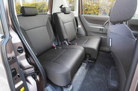 リアシートは左右独立して165mmのスライドが可能。後ろにすれば足元スペースを、前に出せば荷室を拡大できる。なお、シートスライドは荷室からは行えない。