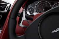 シフトパドルはステアリングコラムに固定される。左がダウンで、右がアップ。