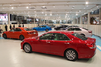 発表会場に並んだ、色とりどりの「クラウン」。写真手前の真っ赤なボディーカラーは、その名も「紅（クレナイ）」。