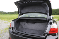 トランクルームの容量は381リッターで、床下に17リッターの収納スペースも確保。後席との間にバッテリーやDC-DCコンバーターが収まる関係で、後席の可倒機構やトランクスルーなどの機能は備わっていない。