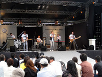 フォルクスワーゲン・サウンド・ファウンデーション提供のライブの模様。ファインコスト（Feinkost）はドイツ・ハンブルグを拠点に活動する「ギターによるリフを効かせたクラブミュージックバンド」。フォルクスワーゲン フェストのための来日である。