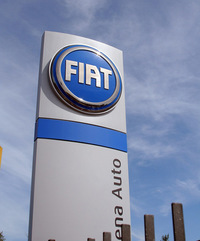 販売店のサインは旧ロゴのまま。