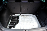 燃料タンクはラゲッジルームのフロア下に移設されたため、荷室容量が標準型ゴルフより少なくなっている。