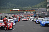 出走前の各マシン。2014年のオートポリスは、猛暑の中での開催となった。
    