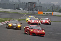 終始激しいバトルを見せた「F430」「360」「355」「348」による「フェラーリトロフィ」。冷えた路面に足を取られ、スピンしたりコースアウトするマシンもあったが、大事には至らず。