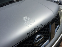 「日産ナバラ」に貼られたダカールラリーのステッカー。