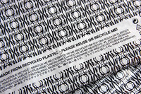 【写真4】「H&M」の袋。さりげないが、よく読むと日本語も1人称。