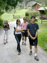 家族で歩く。今見ると、子供までいい靴を履いてるなぁ。