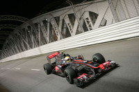 前戦イタリアGPではオープニングラップでフェリッペ・マッサに追突しリタイアをきっしたハミルトン。無得点が許されないシーズン終盤に、今度はウェバーとヒットしまさかの2戦連続ノーポイント。これでランキング2位から3位、トップに20点の差をつけられた。レース後、これからはタイトルを特段意識しない、とコメント。（写真＝McLaren）