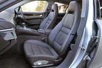 シートは、セミバケットタイプが標準装備される。スポーツカーのDNAを感じさせる部分だ。