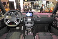 「G550 4×4²」のインストゥルメントパネルまわり。インフォテインメントシステムの「COMANDシステム」は日本語に対応している。