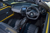 「4Cスパイダー」のインストゥルメントパネルまわり。トランスミッションは6段デュアルクラッチ式ATのみの設定で、センターコンソールのスイッチとシフトパドルで操作する。