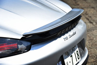 リアエンドには、速度に応じて自動的に立ち上がるウイングが備わる。電動スイッチでの操作も可能。