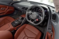 ファインナッパレザーのフルレザーインテリアトリムが標準で装着される。