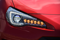 今回の改良ではヘッドランプもフルLED化。ウインカーの光源を6連式とするなど、意匠も変更している。