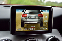 AMGモデルを除く2リッターの「GLAクラス」には、車両の傾きや前輪の切れ角など、オフロード走行に必要な情報を表示する機能が備わる。
    