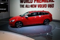 「V60」は今回のパリ・モーターショーが一般初公開。さらに早くも「Rデザイン」仕様が発表された。
