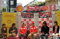 
	【写真上】満面の笑みを浮かべるルーベンス・バリケロ（左）とミハエル・シューマッハー。
	【写真下】フジテレビF1キャスターの永井大と、昭和シェル石油イメージパーソナリティの宇梨も会場に招かれた。
	 