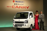 新型「キャリイ」と、CMに出演する俳優の菅原文太さん（右）、タレントのはるな愛さん（左）。